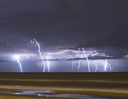 אתנחתא של טבע: כוראוגרפיה מחשמלת של סופות ברקים ותאי-על