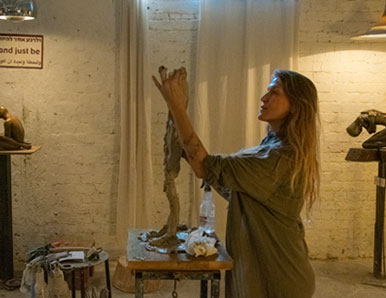הצצה לסטודיו אומן: גלריית פסלי ברונזה שמעודדת מגע פיזי ביצירות