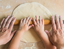 בישול עם ילדים – שכחו מהבלגן, מה שהם ירוויחו ישרוד הרבה אחרי שתסיימו לנקות