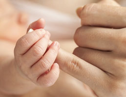 קשר בלתי ניתן לניתוק – תאי התינוק ממשיכים לחיות במוחה של האם